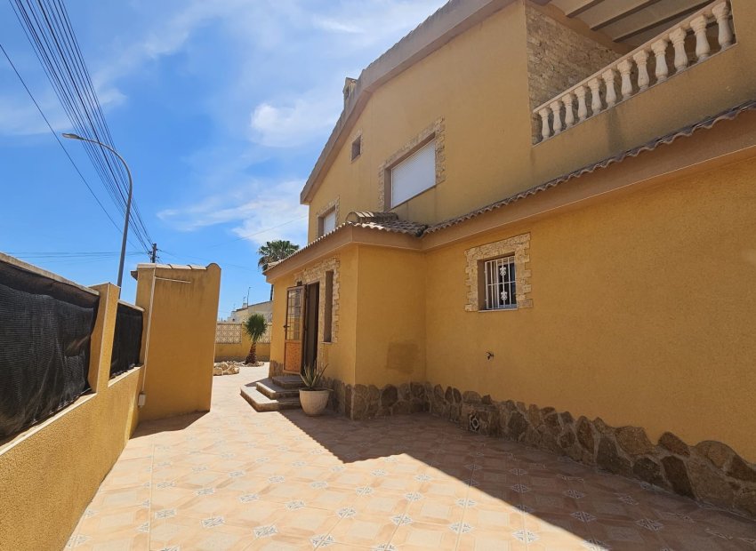 Resale - Villa - Los Alcázares