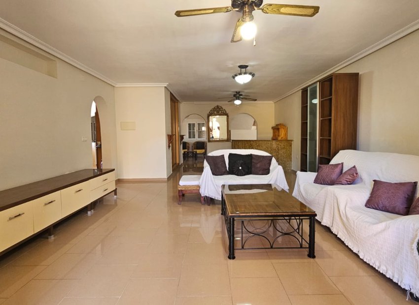 Resale - Villa - Los Alcázares