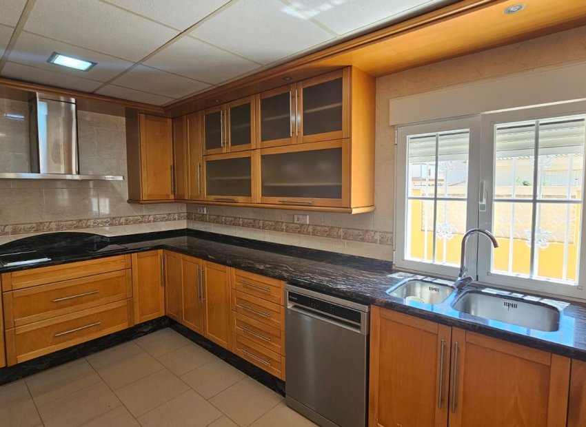 Resale - Villa - Los Alcázares