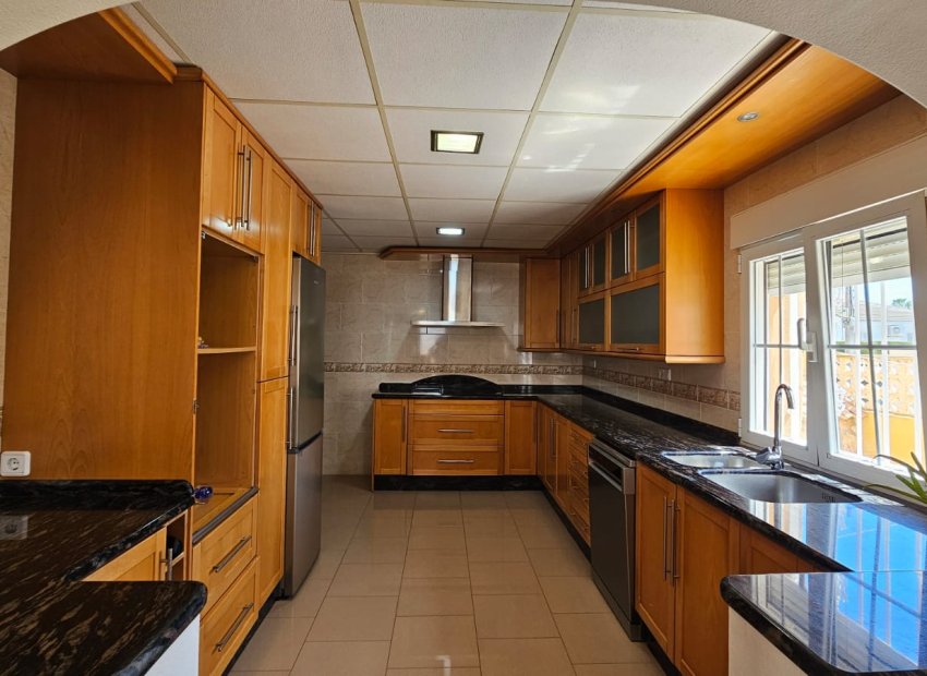 Resale - Villa - Los Alcázares