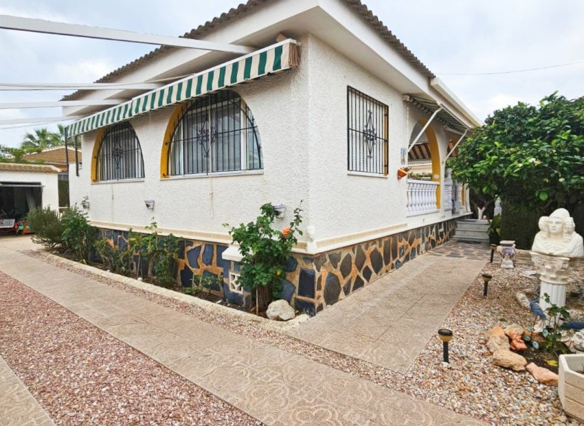 Resale - Villa - Los Alcázares