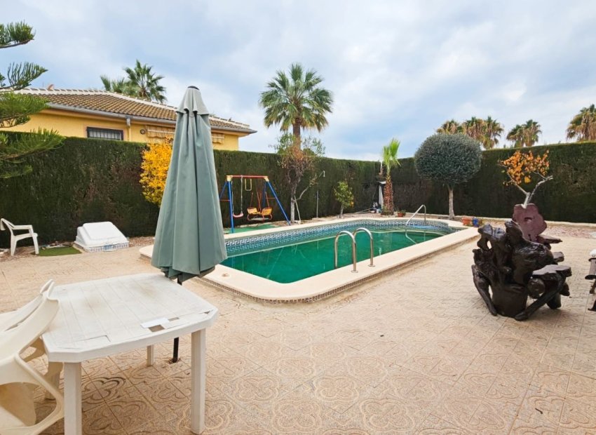 Resale - Villa - Los Alcázares