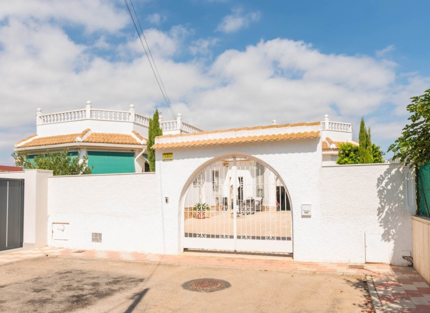 Resale - Villa - Los Alcázares