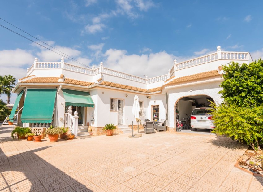Resale - Villa - Los Alcázares