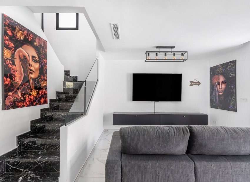 Resale - Villa - Los Montesinos - La Herrada