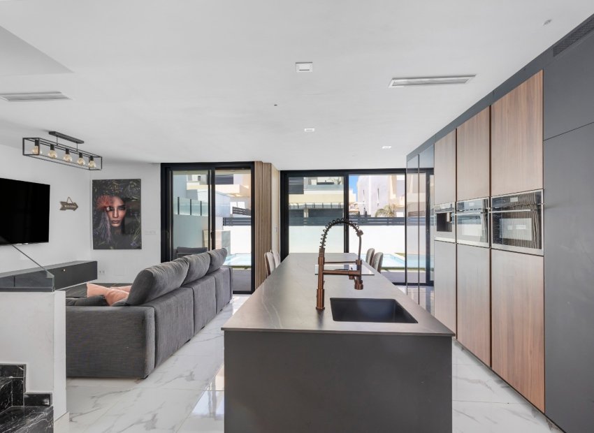 Resale - Villa - Los Montesinos - La Herrada