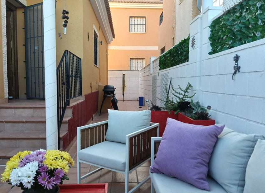 Resale - Villa - Los Montesinos - La Herrada