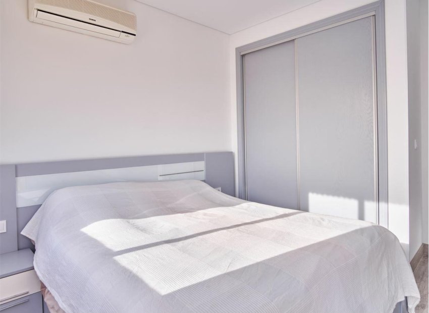 Resale - Villa - Los Montesinos - La Herrada