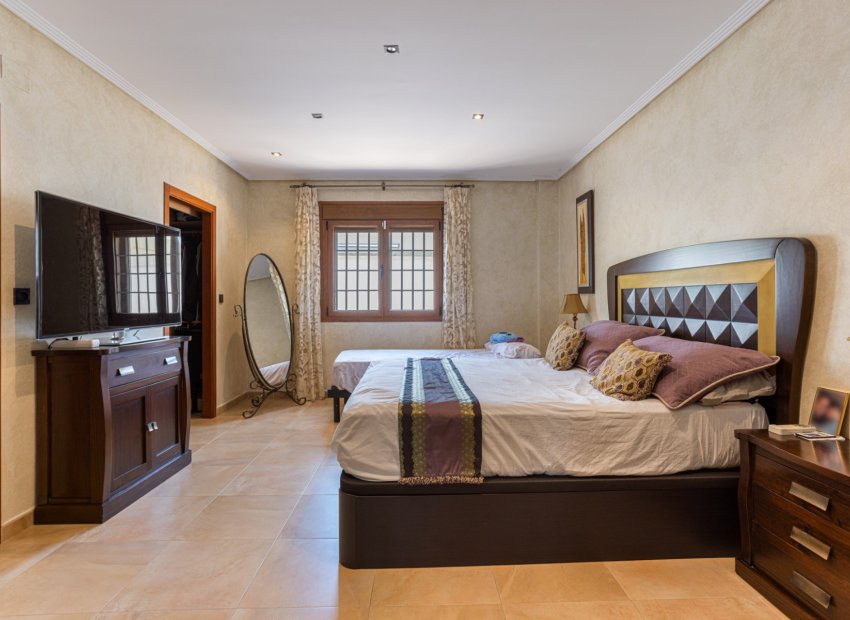 Resale - Villa - Los Montesinos - La Herrada