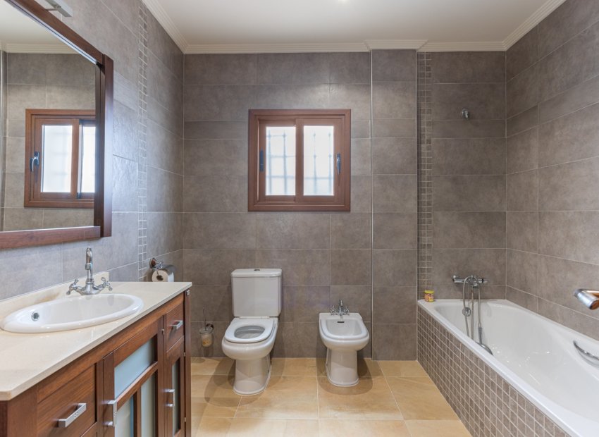 Resale - Villa - Los Montesinos - La Herrada