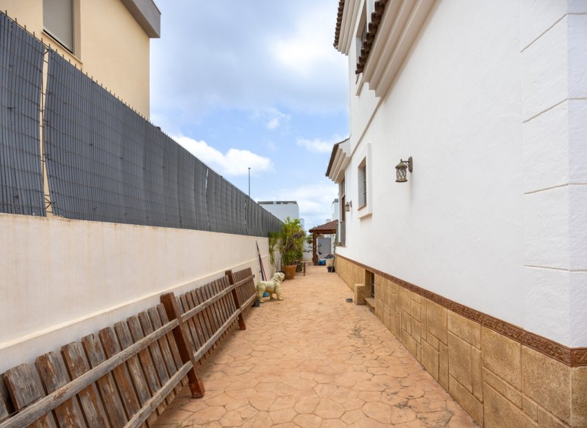 Resale - Villa - Los Montesinos - La Herrada