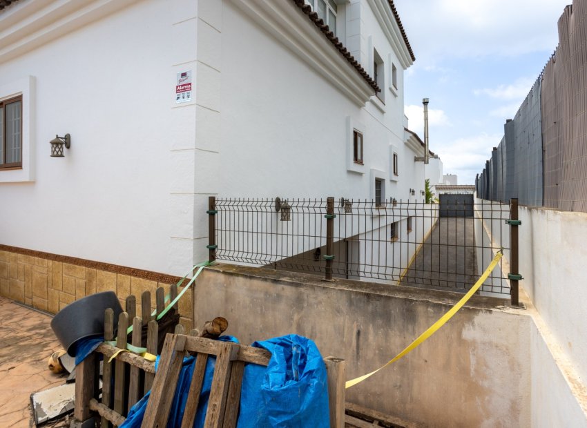 Resale - Villa - Los Montesinos - La Herrada