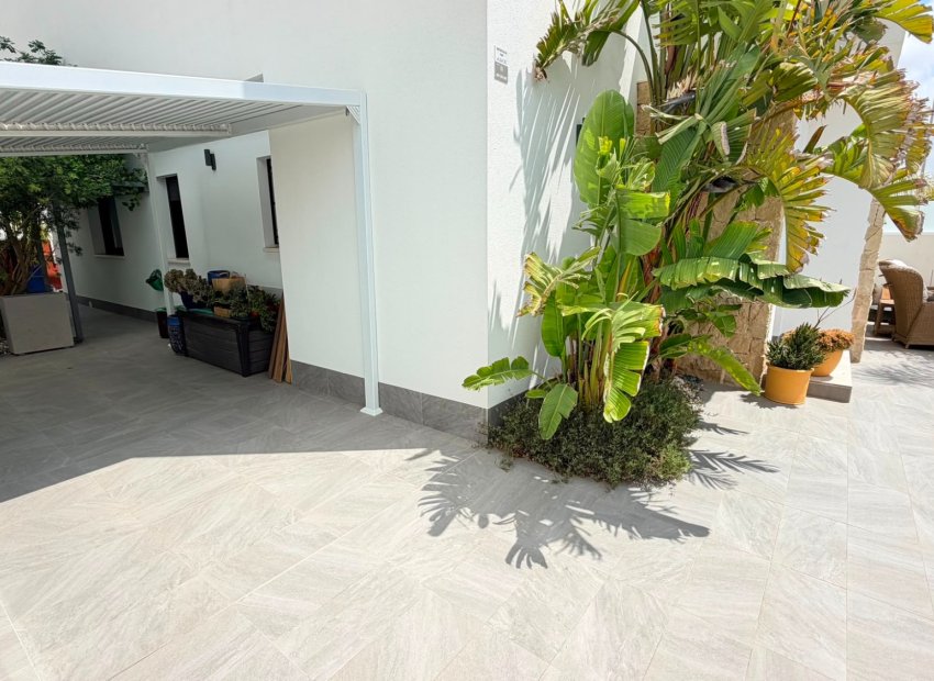Resale - Villa - Los Montesinos - La Herrada