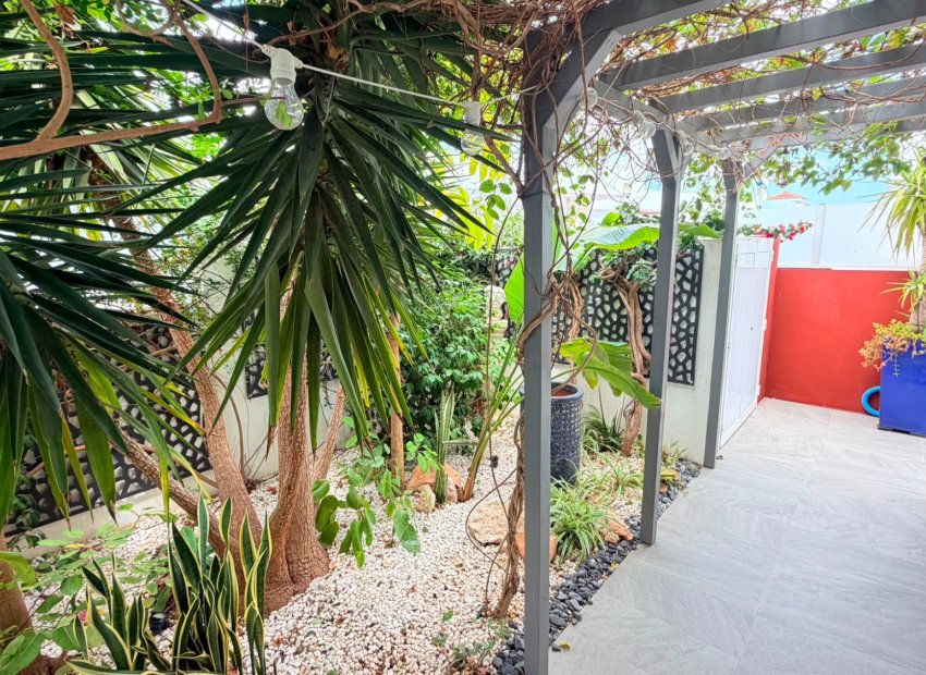 Resale - Villa - Los Montesinos - La Herrada