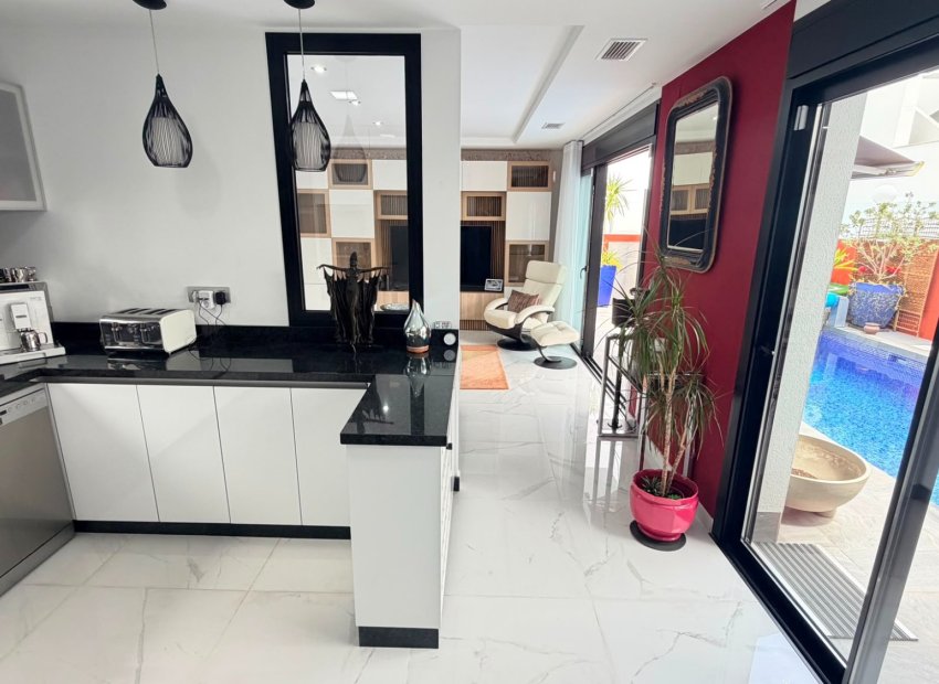 Resale - Villa - Los Montesinos - La Herrada