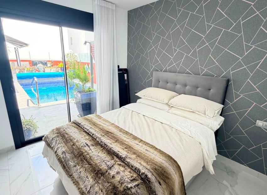 Resale - Villa - Los Montesinos - La Herrada