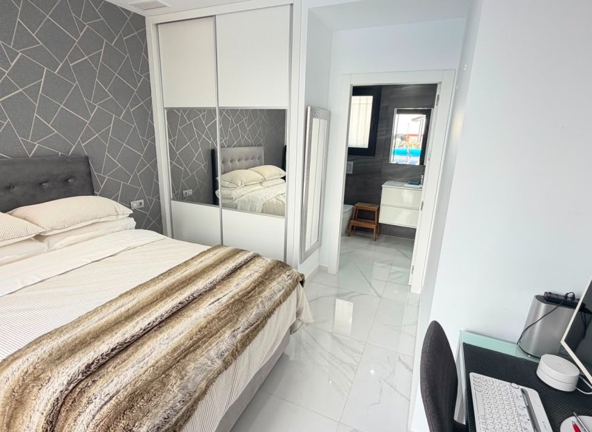 Resale - Villa - Los Montesinos - La Herrada