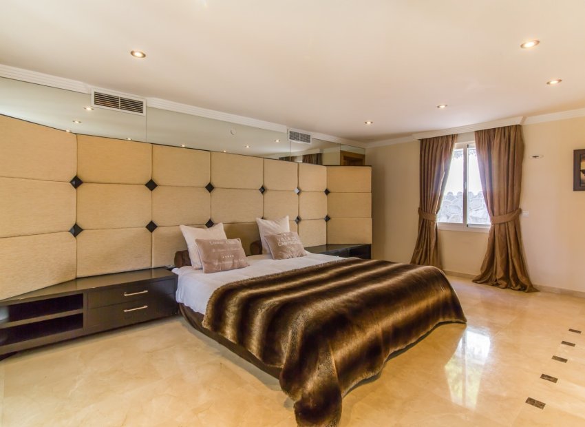 Resale - Villa - Marbella - Elviria