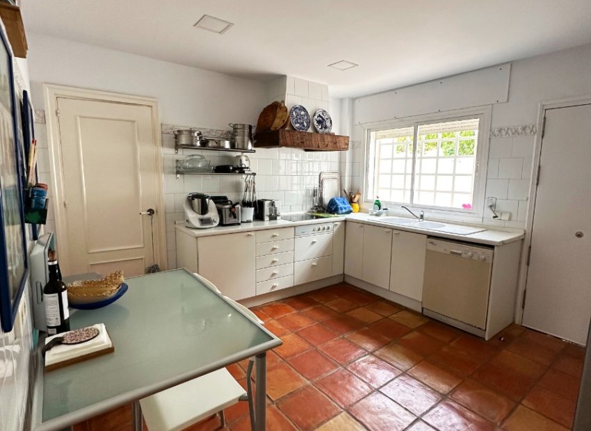 Resale - Villa - Marbella - Las Chapas