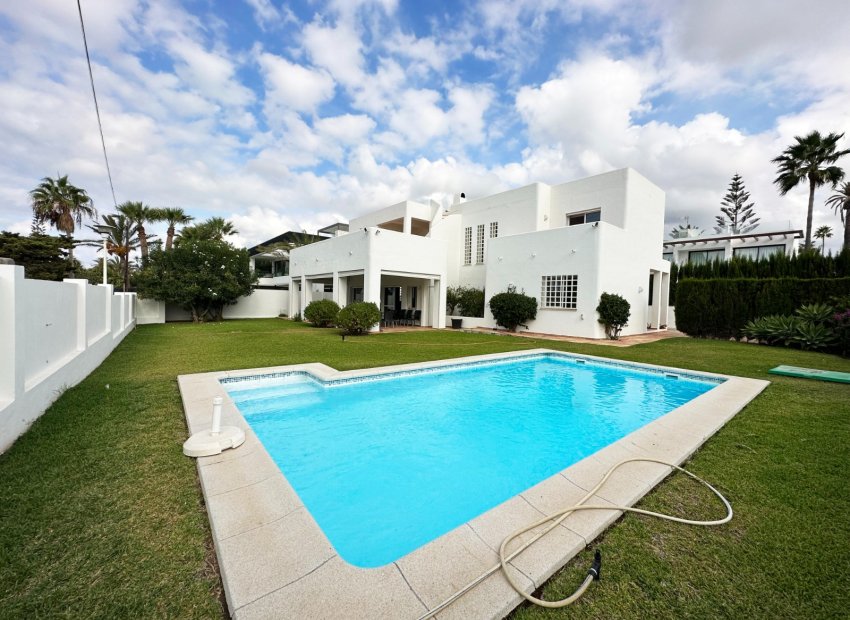 Resale - Villa - Marbella - Las Chapas