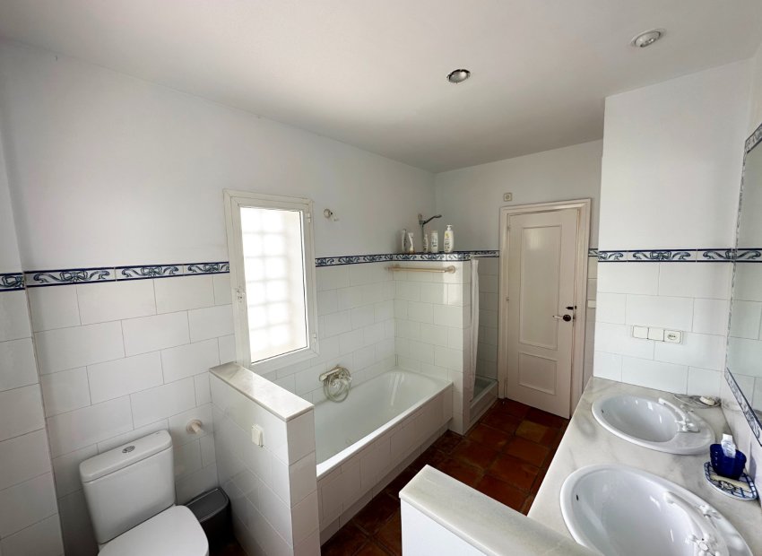 Resale - Villa - Marbella - Las Chapas