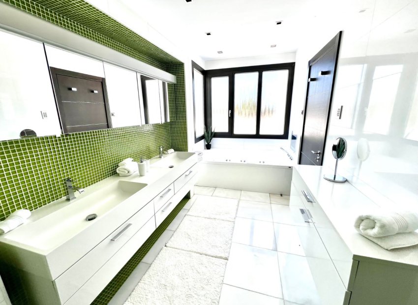 Resale - Villa - Marbella - Nueva Andalucía