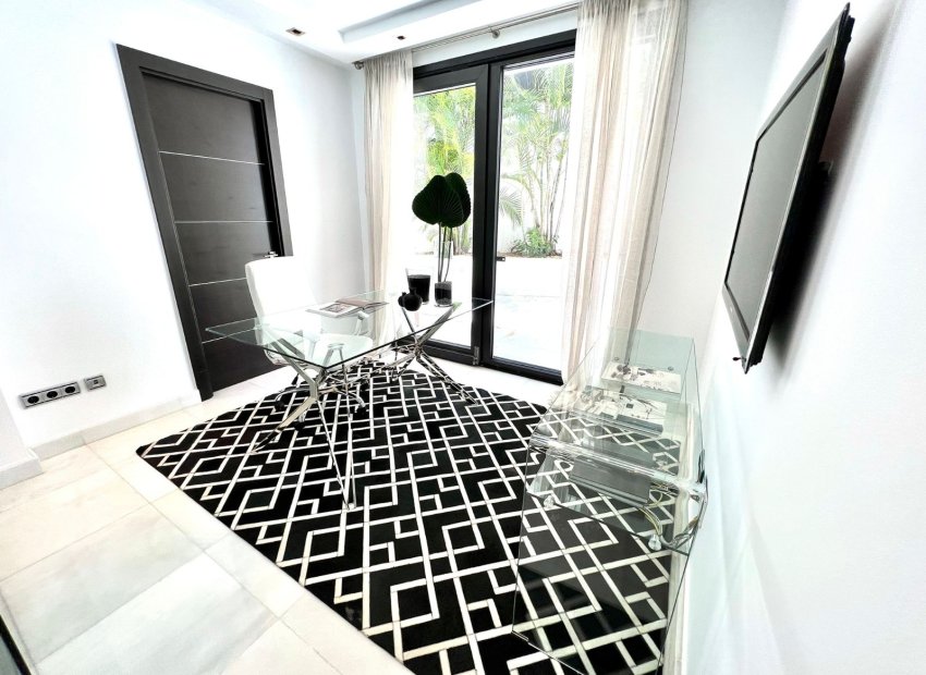 Resale - Villa - Marbella - Nueva Andalucía