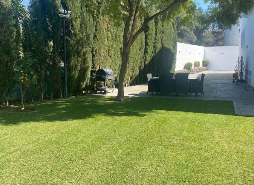 Resale - Villa - Marbella - Nueva Andalucía