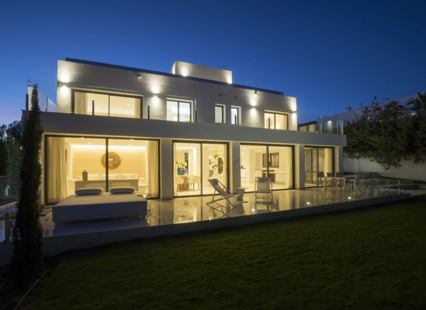 Resale - Villa - Marbella - Nueva Andalucía