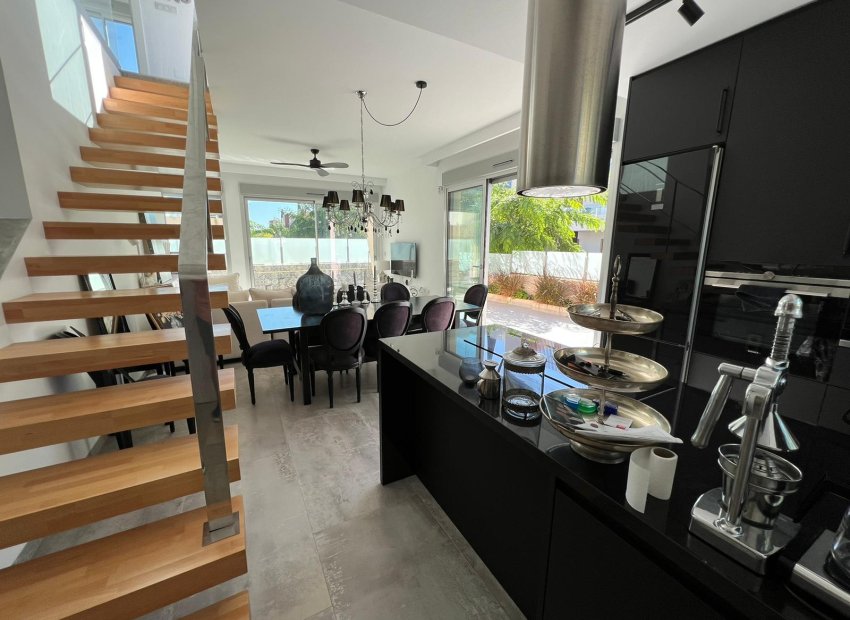 Resale - Villa - Mil Palmeras - Costa Blanca Sur