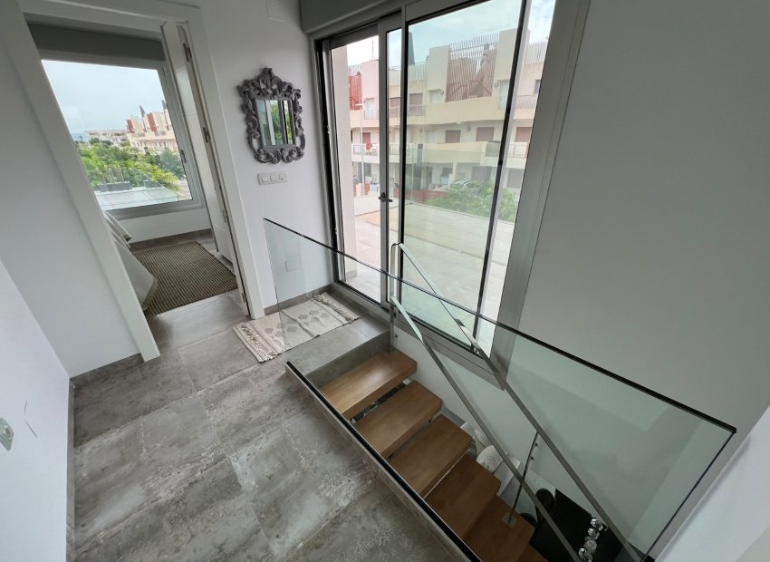 Resale - Villa - Mil Palmeras - Costa Blanca