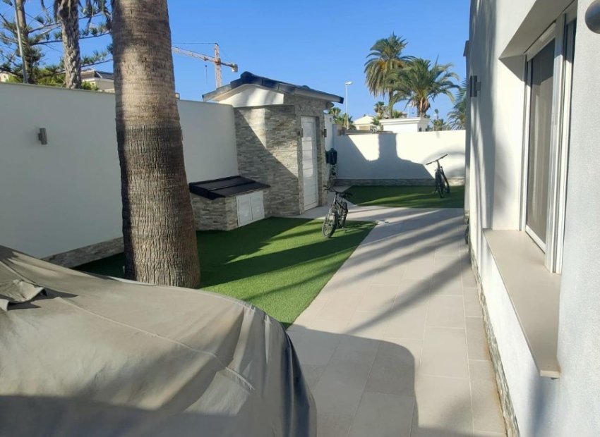 Resale - Villa - Orihuela Costa - La Zenia