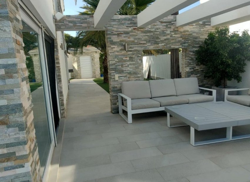 Resale - Villa - Orihuela Costa - La Zenia