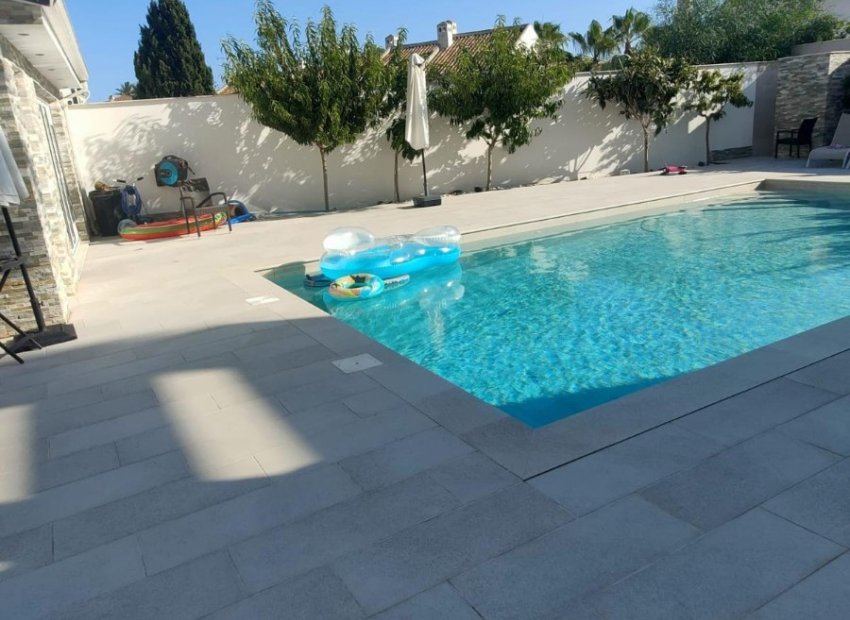 Resale - Villa - Orihuela Costa - La Zenia