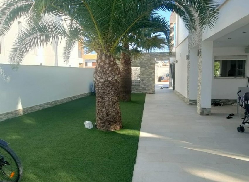 Resale - Villa - Orihuela Costa - La Zenia