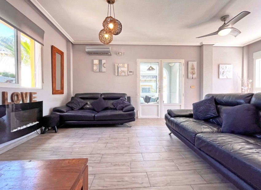 Resale - Villa - Orihuela Costa - La Zenia