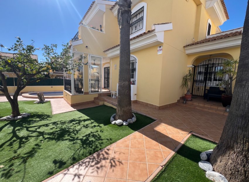 Resale - Villa - Orihuela Costa - Los Dolses