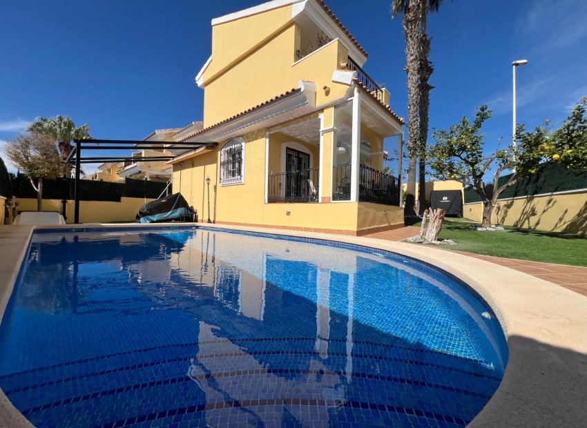 Resale - Villa - Orihuela Costa - Los Dolses