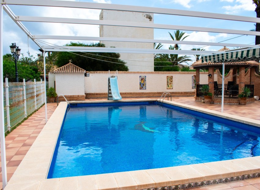 Resale - Villa - Orihuela Costa - MUY CERCA DE LA PLAYA