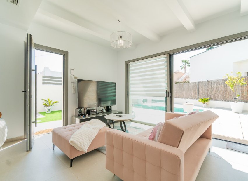 Resale - Villa - Orihuela Costa - Villamartin Golf