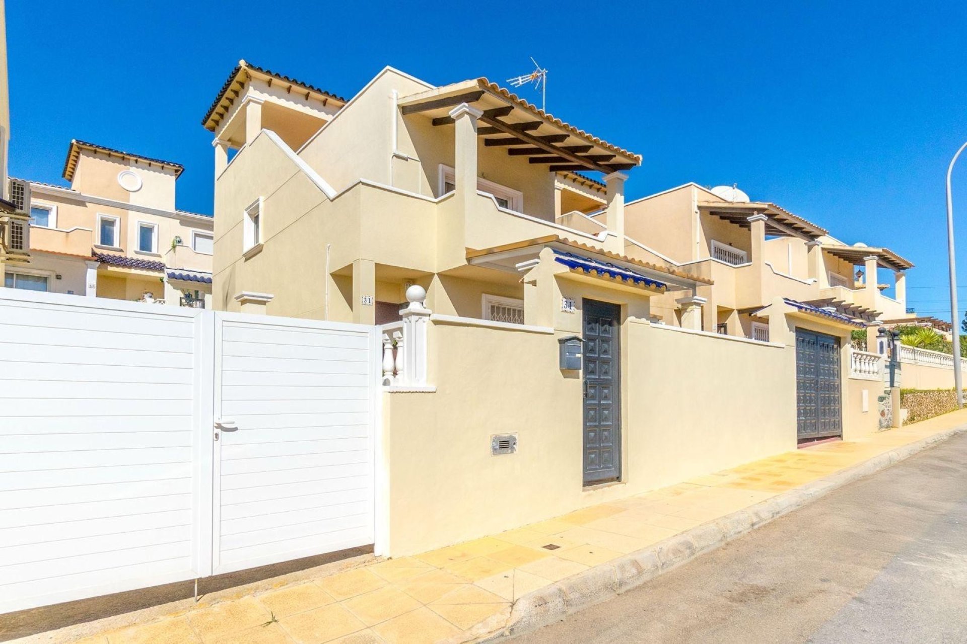 Resale - Villa - Orihuela Costa - Villamartín