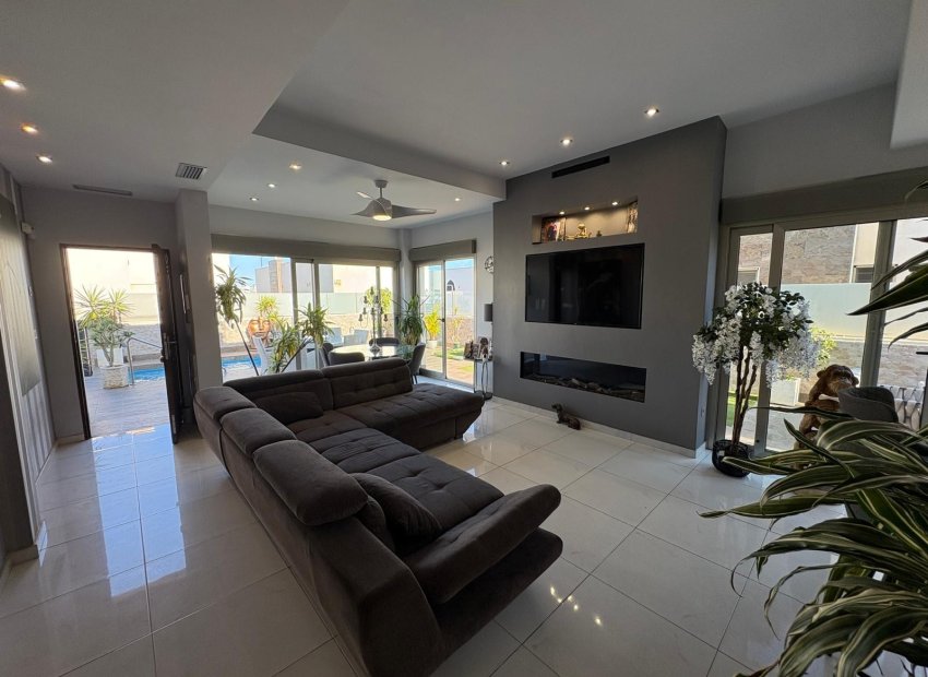 Resale - Villa - Orihuela Costa - Villamartín