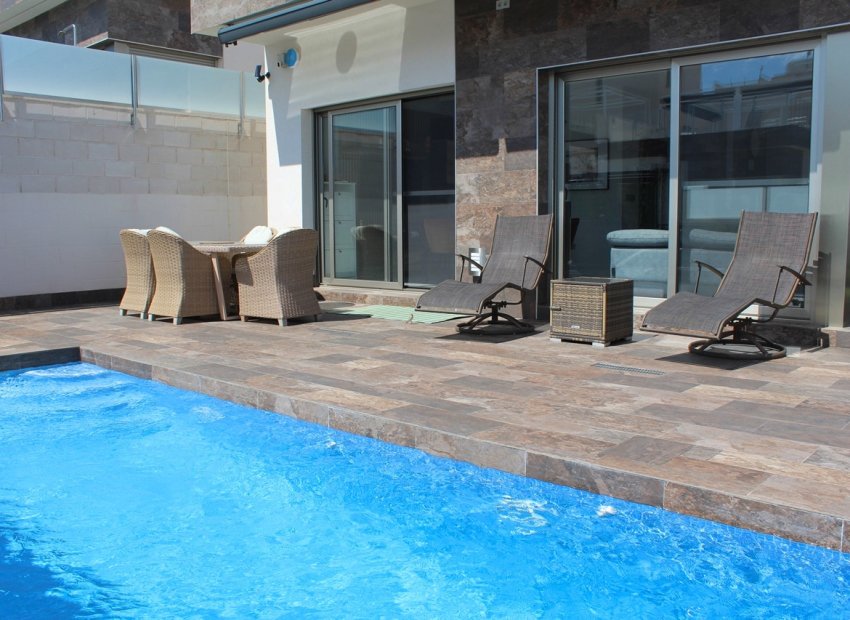 Resale - Villa - Orihuela Costa - Villamartín