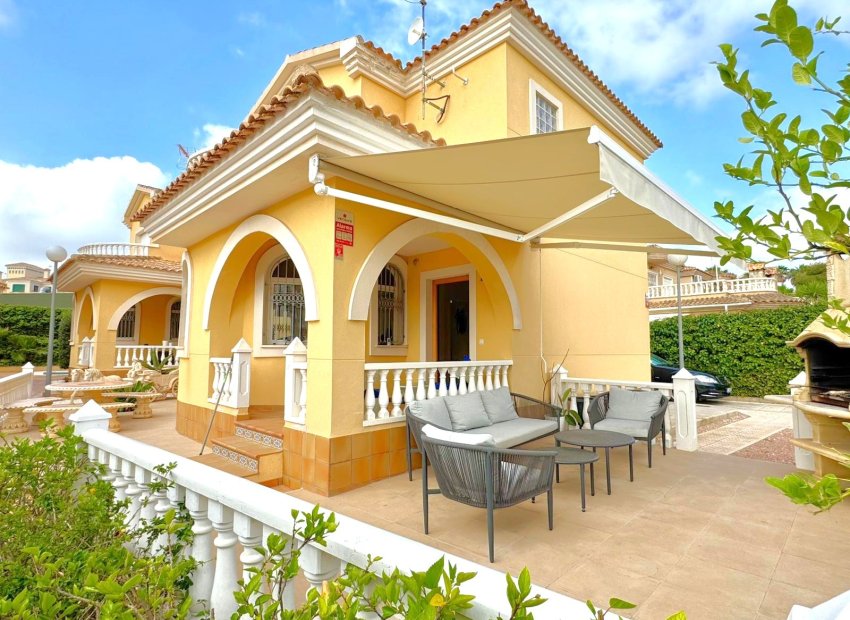 Resale - Villa - Orihuela Costa - Villamartín