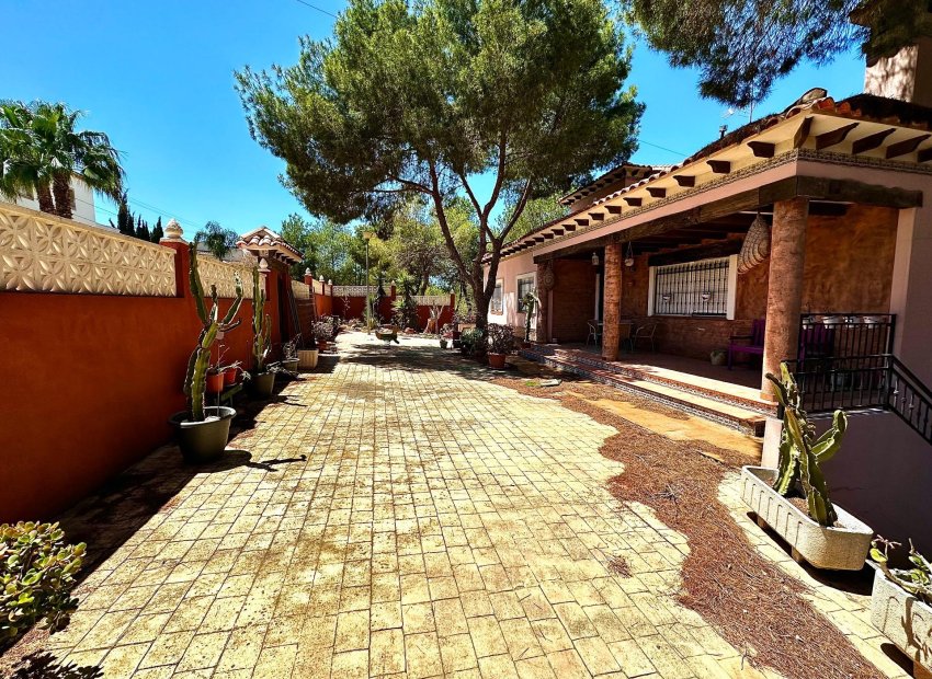 Resale - Villa - San Miguel de Salinas - Ciudad de las comunicaciones