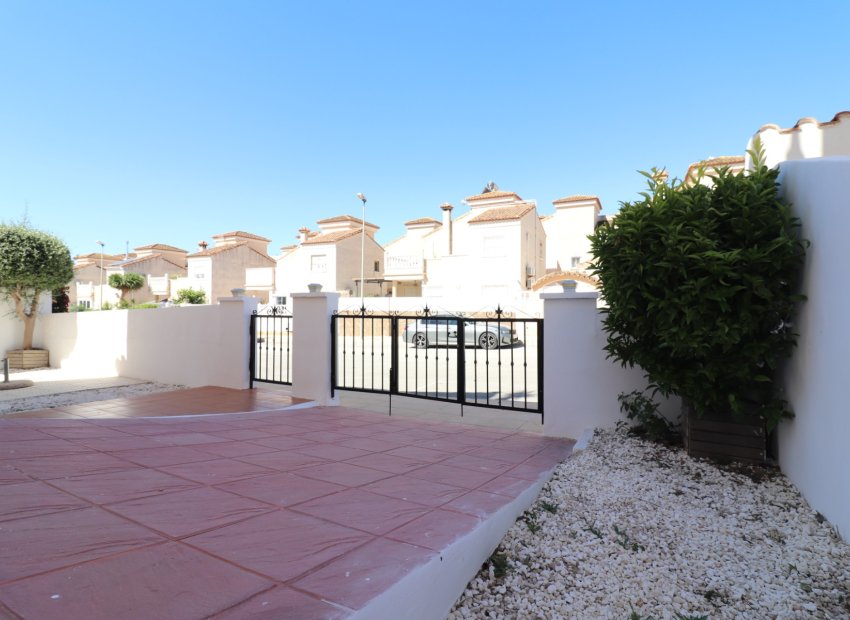 Resale - Villa - San Miguel de Salinas - Lake View Mansions