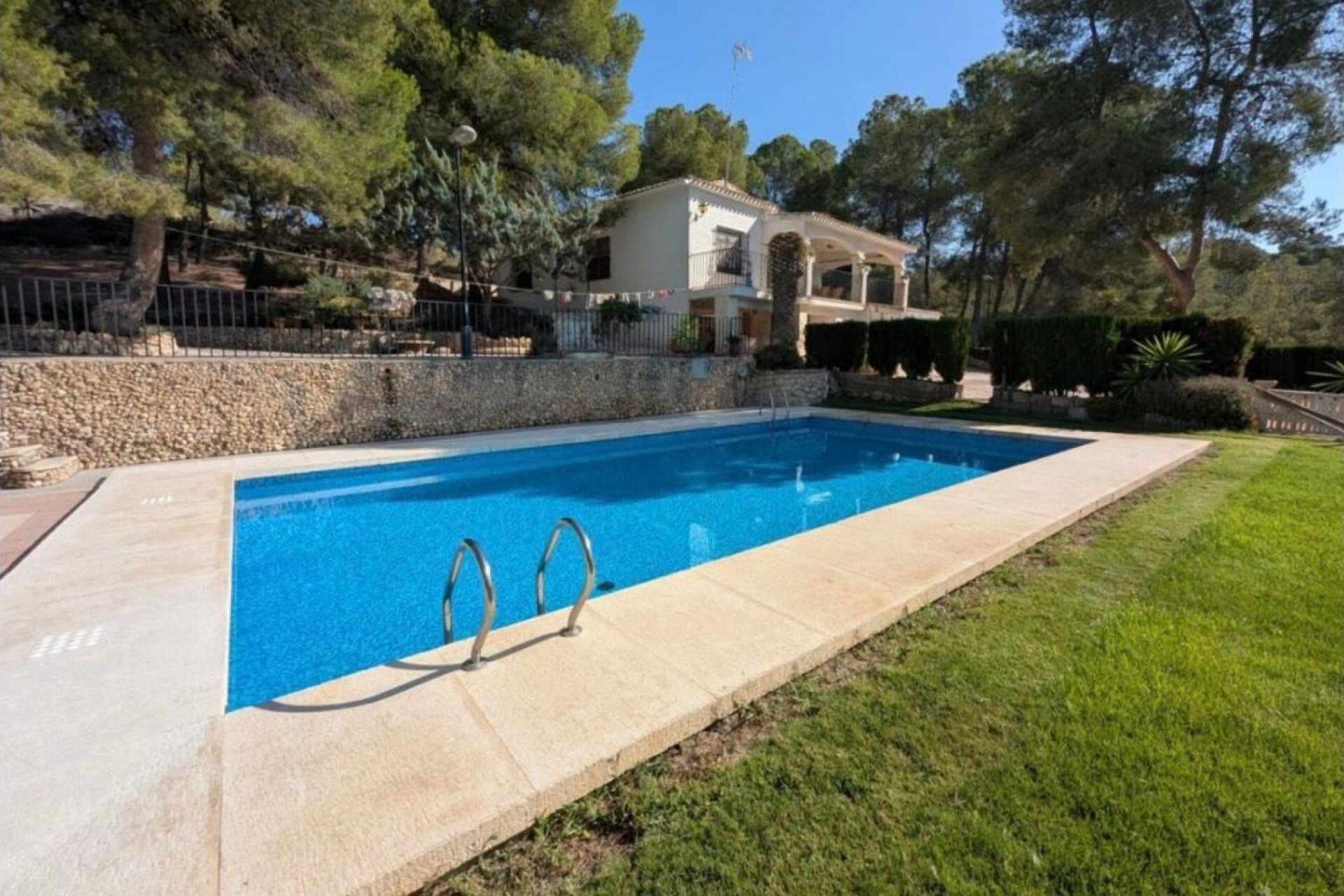 Resale - Villa - Sax