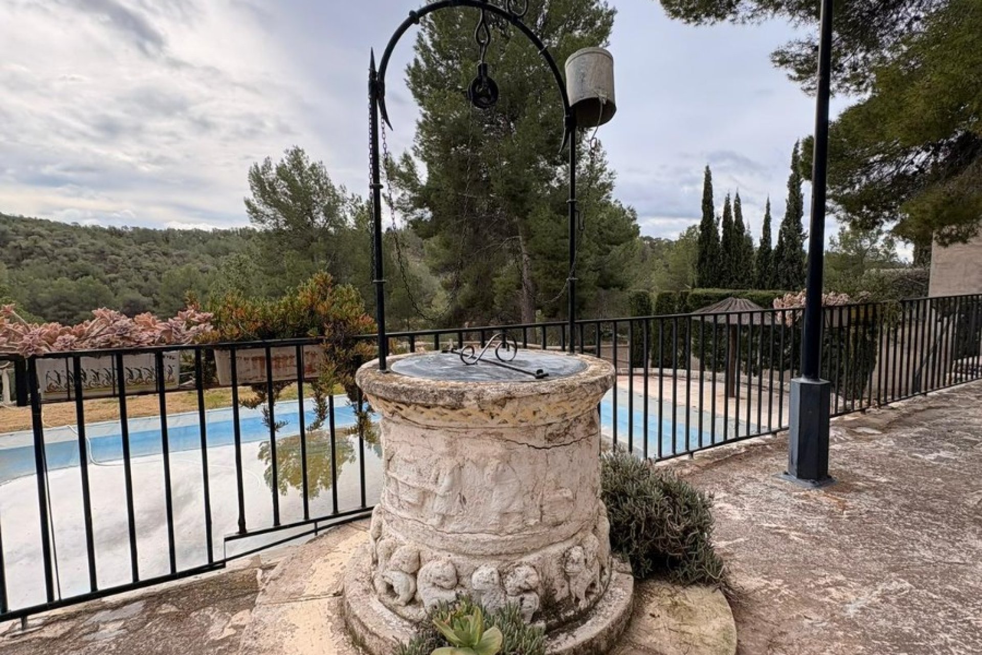 Resale - Villa - Sax