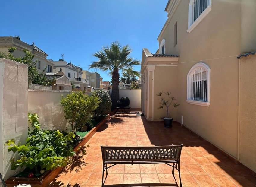Resale - Villa - Torrevieia - Nueva Torrevieja