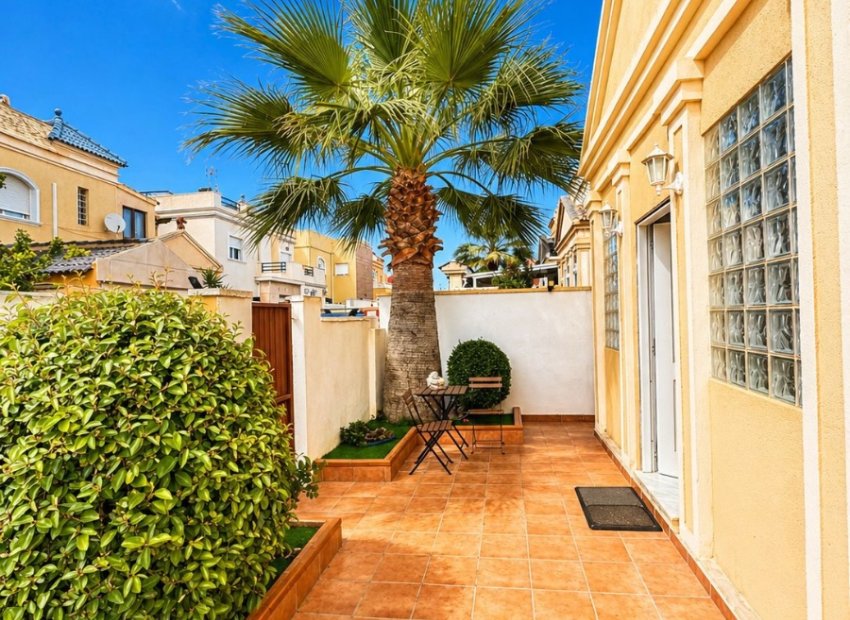 Resale - Villa - Torrevieia - Nueva Torrevieja